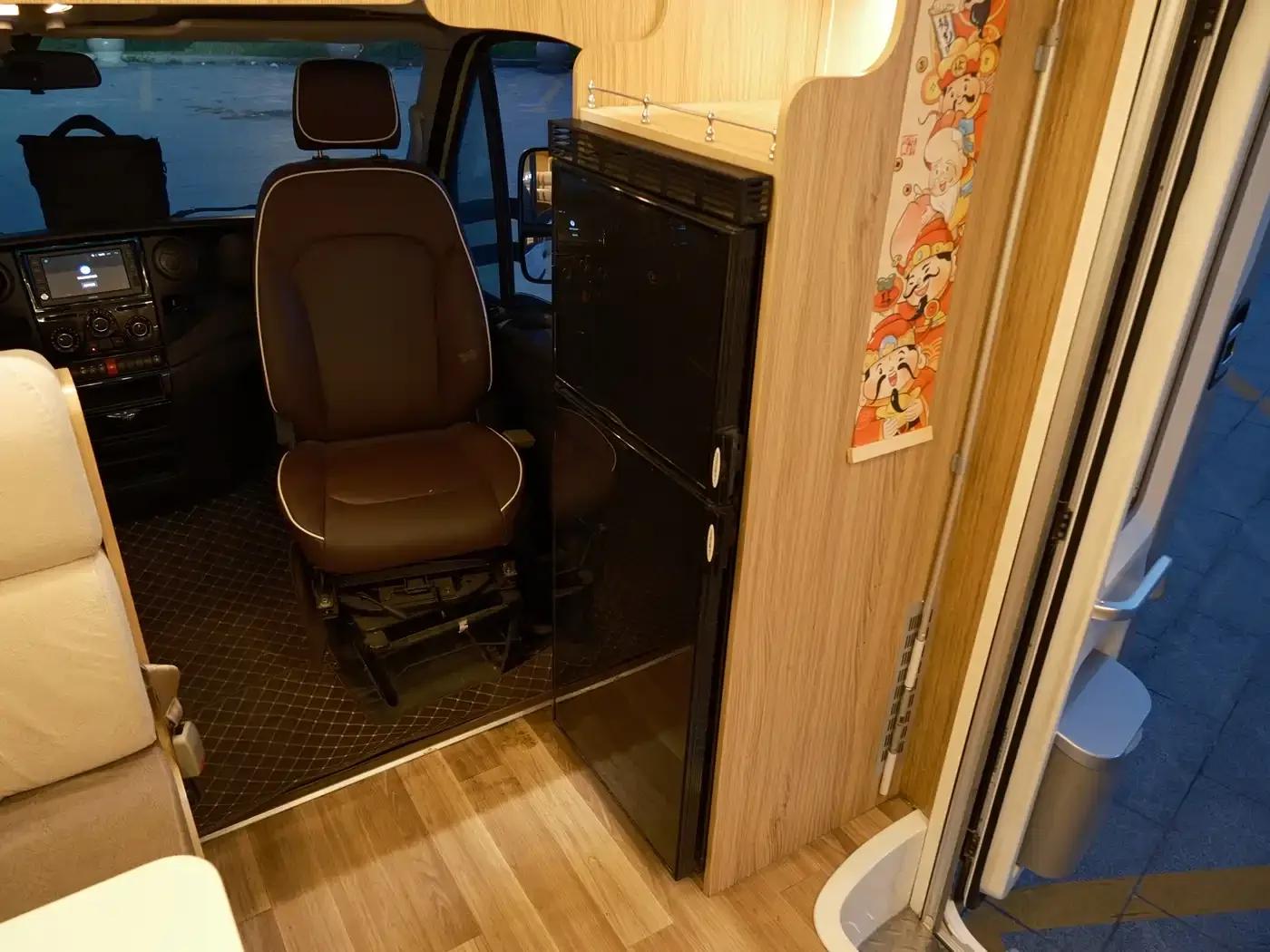 Iveco Daily 2018 3.0T Extra Long Wheelbase High Roof Commercial Van F1C — миниатюра 24