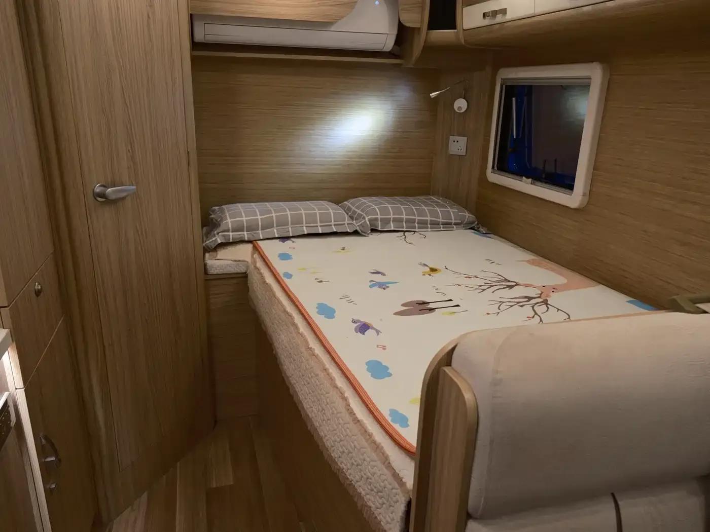 Iveco Daily 2018 3.0T Extra Long Wheelbase High Roof Commercial Van F1C — миниатюра 26