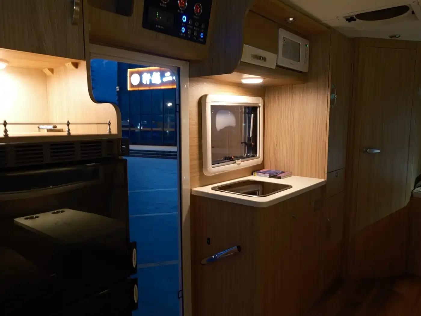 Iveco Daily 2018 3.0T Extra Long Wheelbase High Roof Commercial Van F1C — миниатюра 10