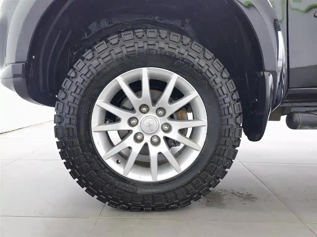 2013 Pajero Sport 3.0L Automatic 4WD Executive Edition — миниатюра 17
