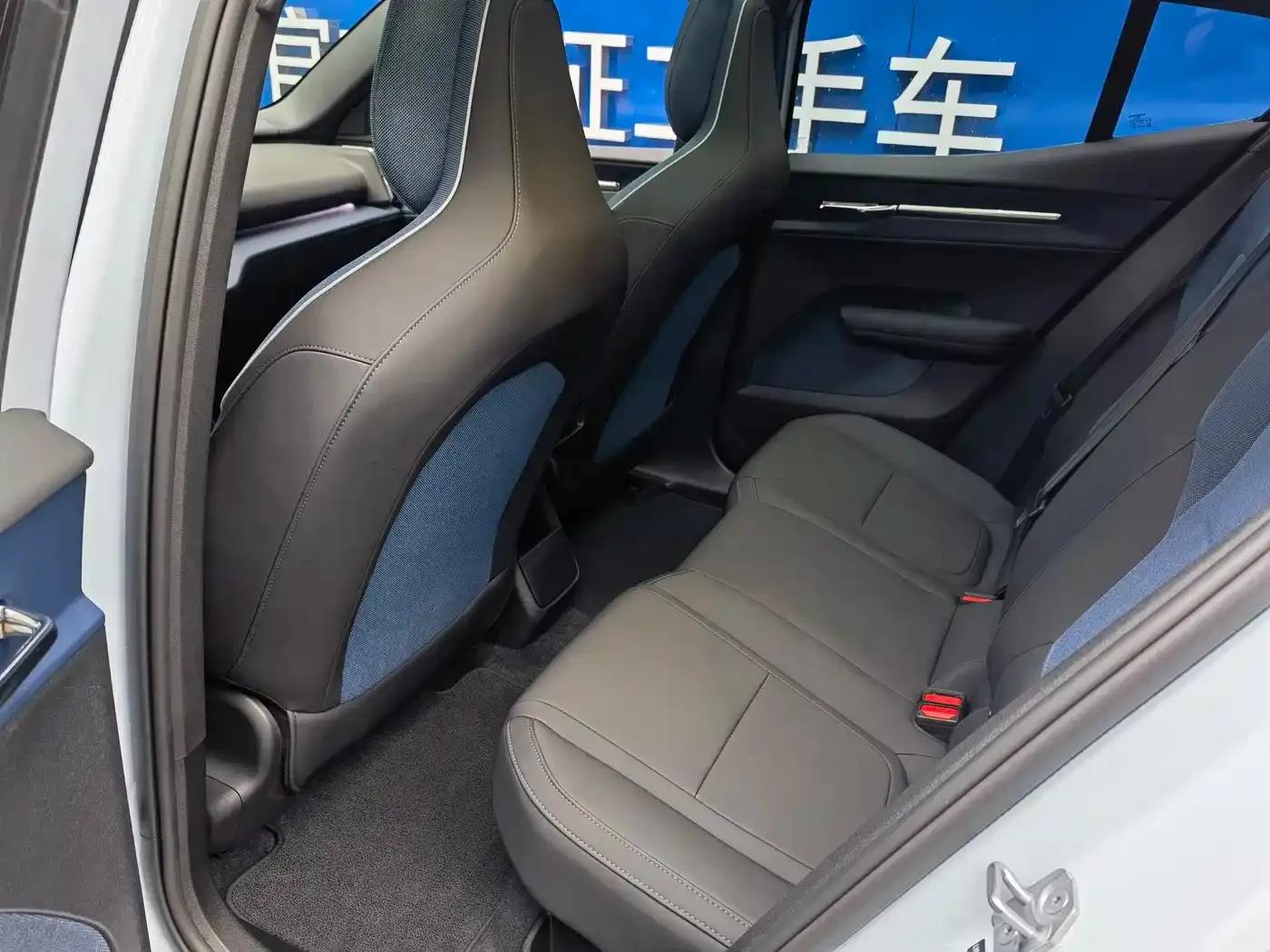 Volvo EX30 2025 Rear-Wheel Drive Long Range Plus — миниатюра 11