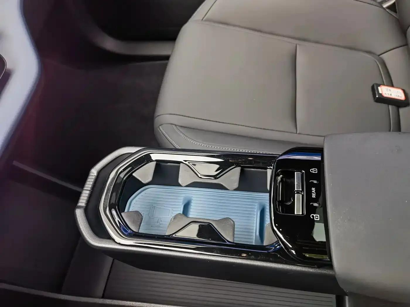 Volvo EX30 2025 Rear-Wheel Drive Long Range Plus — миниатюра 15