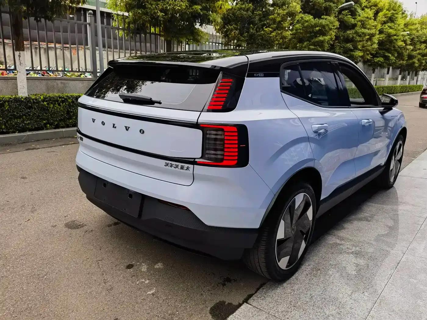 Volvo EX30 2025 Rear-Wheel Drive Long Range Plus — миниатюра 5