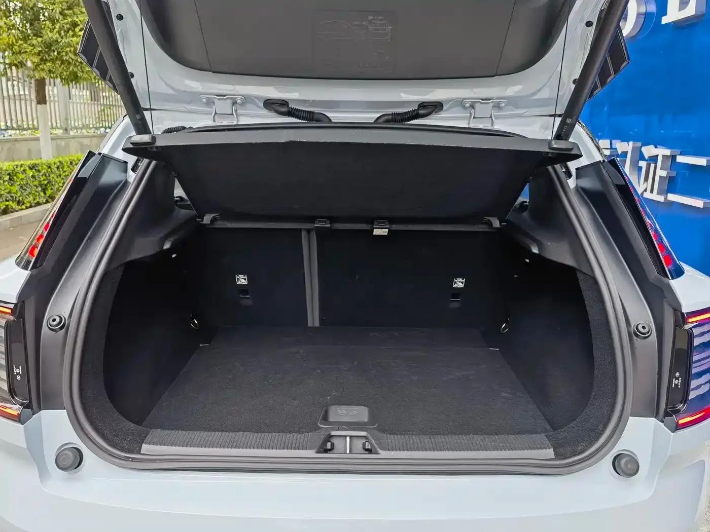 Volvo EX30 2025 Rear-Wheel Drive Long Range Plus — миниатюра 6