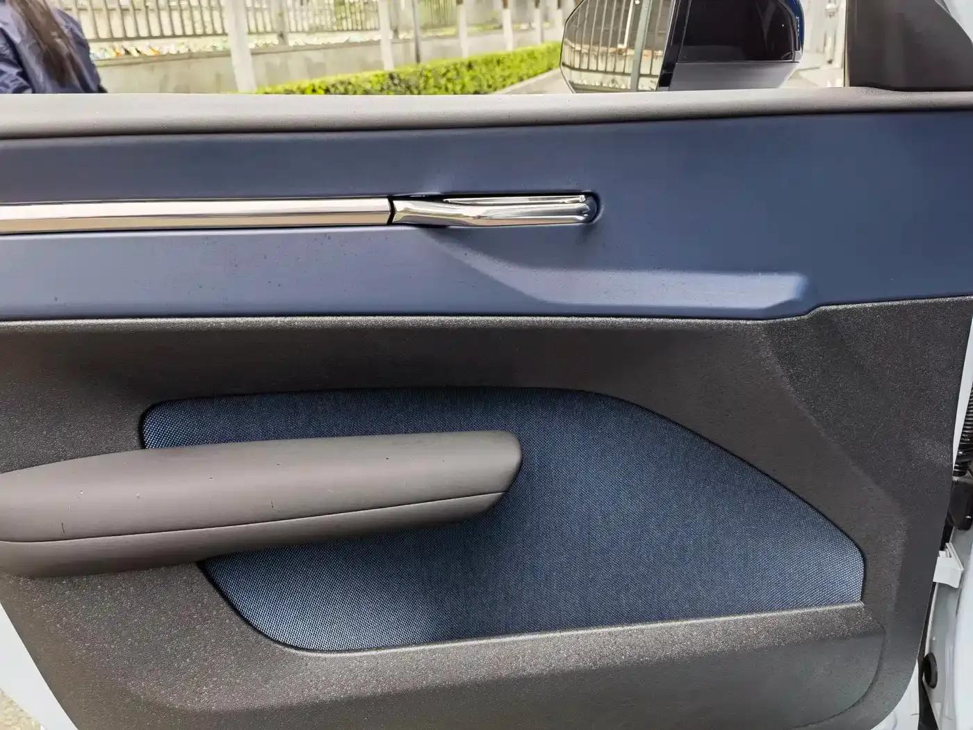 Volvo EX30 2025 Rear-Wheel Drive Long Range Plus — миниатюра 9
