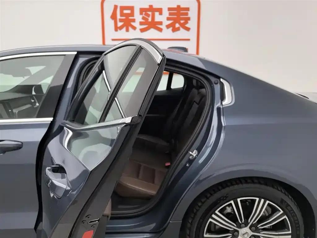 2022 Volvo S60 Plug-in Hybrid Facelift T8 E-Drive Hybrid AWD Inscription Luxury Edition — миниатюра 15