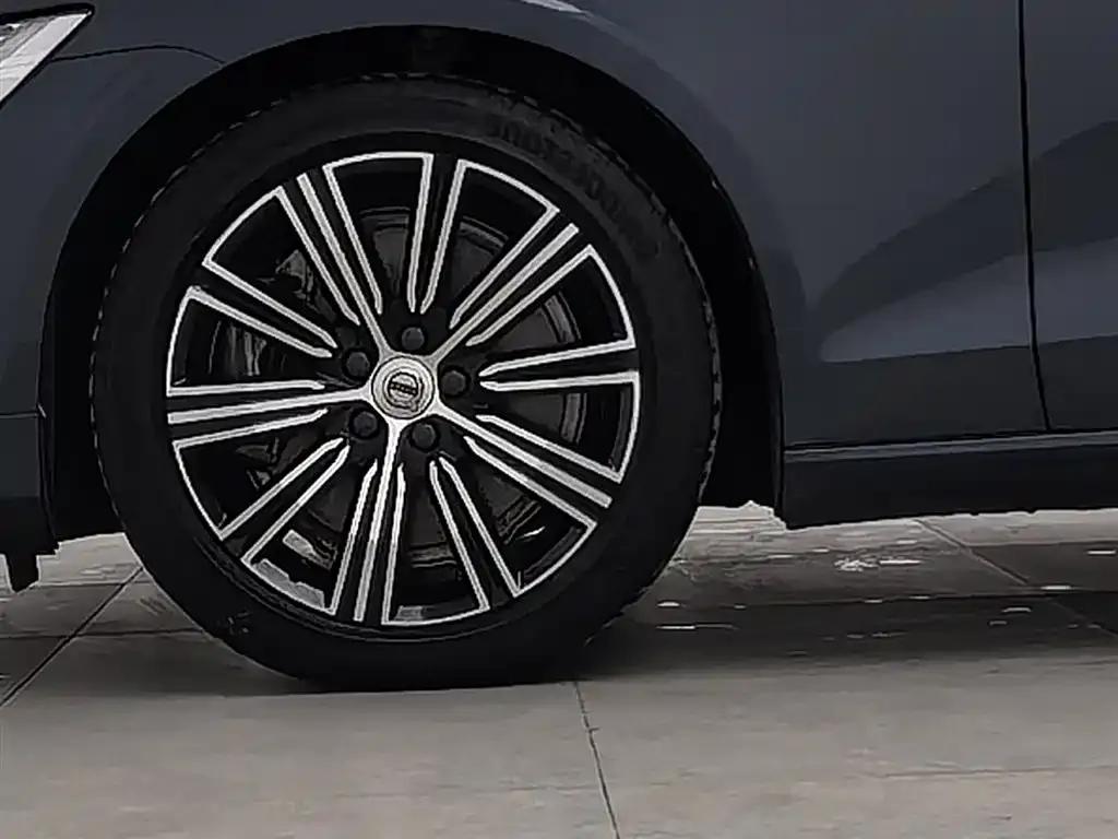 2022 Volvo S60 Plug-in Hybrid Facelift T8 E-Drive Hybrid AWD Inscription Luxury Edition — миниатюра 17