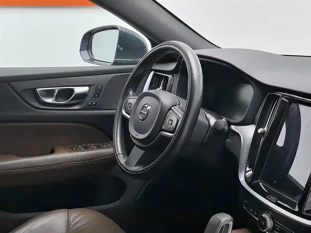 2022 Volvo S60 Plug-in Hybrid Facelift T8 E-Drive Hybrid AWD Inscription Luxury Edition — миниатюра 22