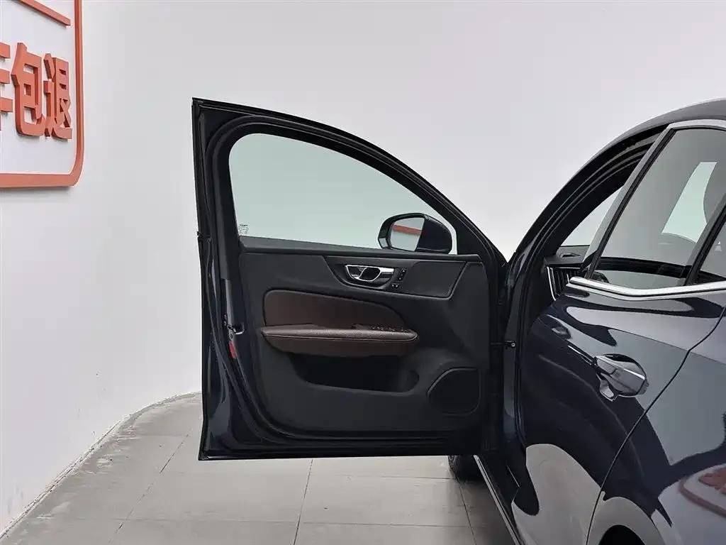2022 Volvo S60 Plug-in Hybrid Facelift T8 E-Drive Hybrid AWD Inscription Luxury Edition — миниатюра 8