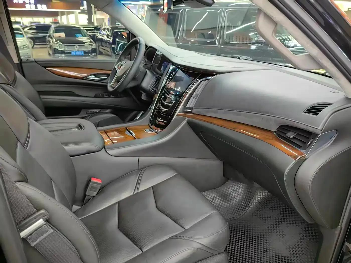 2017 Cadillac Escalade 6.2L ESV Platinum Edition Extended Wheelbase — миниатюра 4
