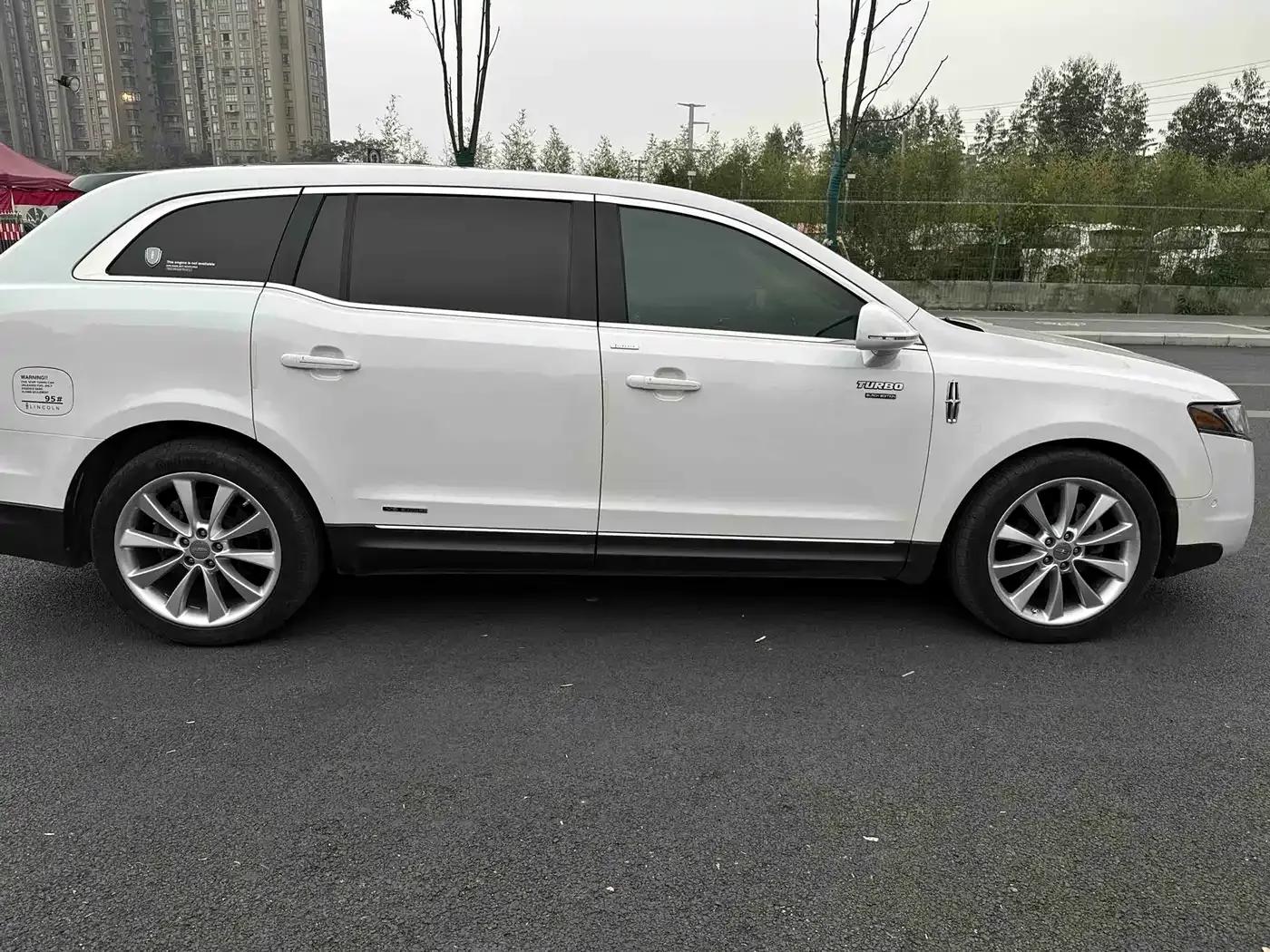 2010 Lincoln MKT 3.5T EcoBoost AWD — миниатюра 4