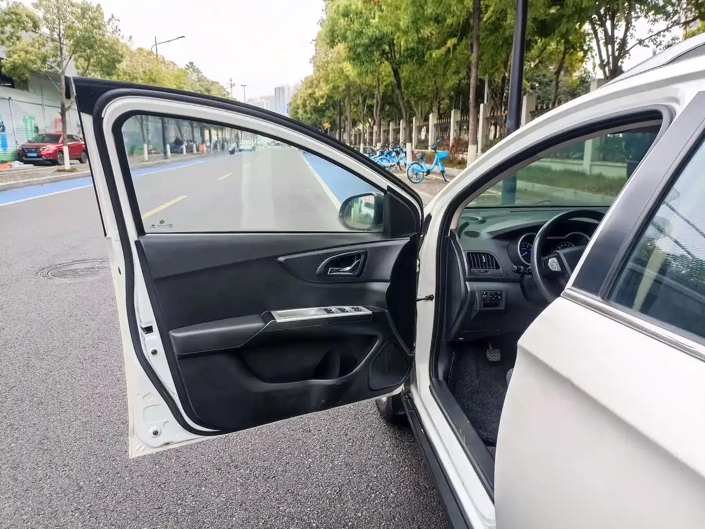 Dongfeng Fengshen AX3 2016 Model 1.5L Manual Cool Edition — миниатюра 16
