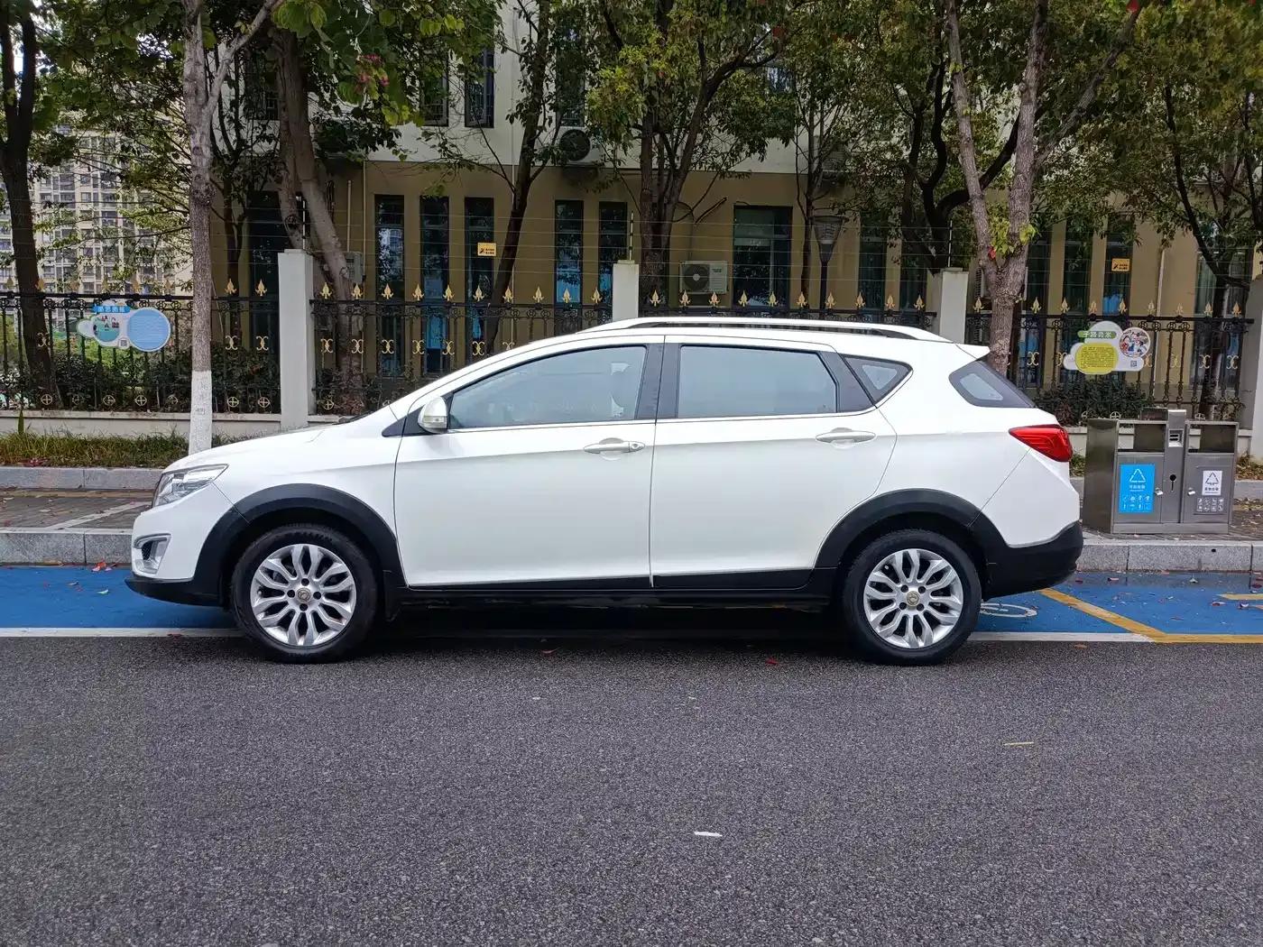 Dongfeng Fengshen AX3 2016 Model 1.5L Manual Cool Edition — миниатюра 3