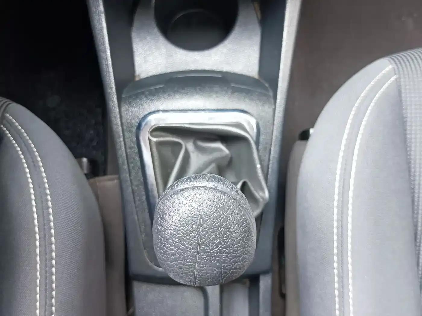Dongfeng Fengshen AX3 2016 Model 1.5L Manual Cool Edition — миниатюра 24
