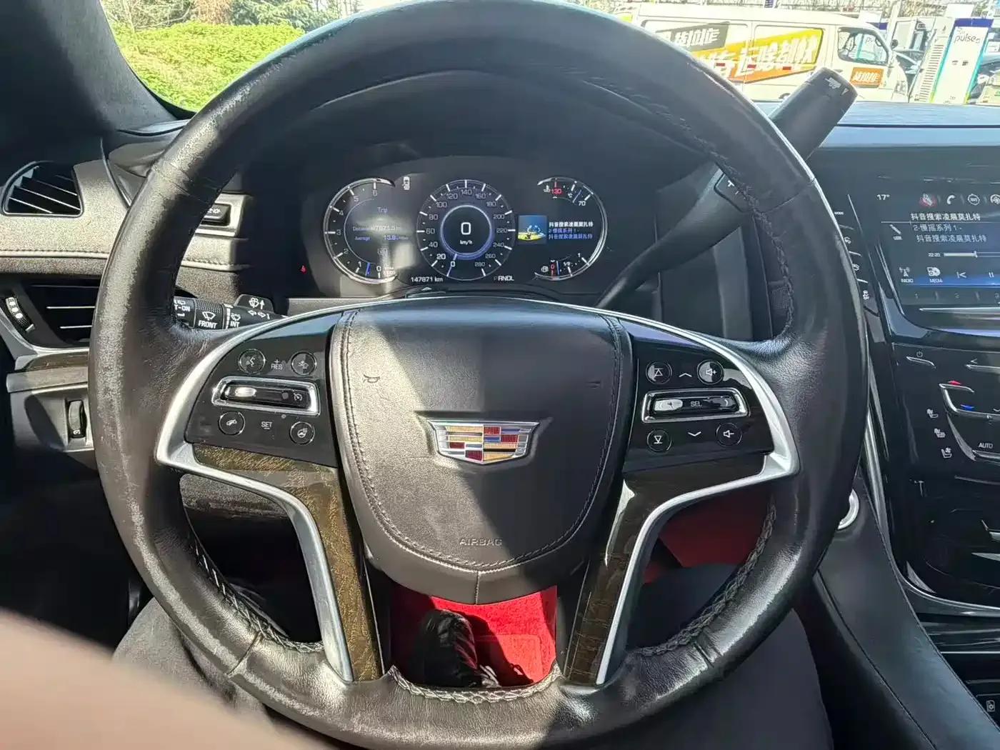 2017 Cadillac Escalade 6.2L ESV Platinum Edition Extended Wheelbase — миниатюра 4