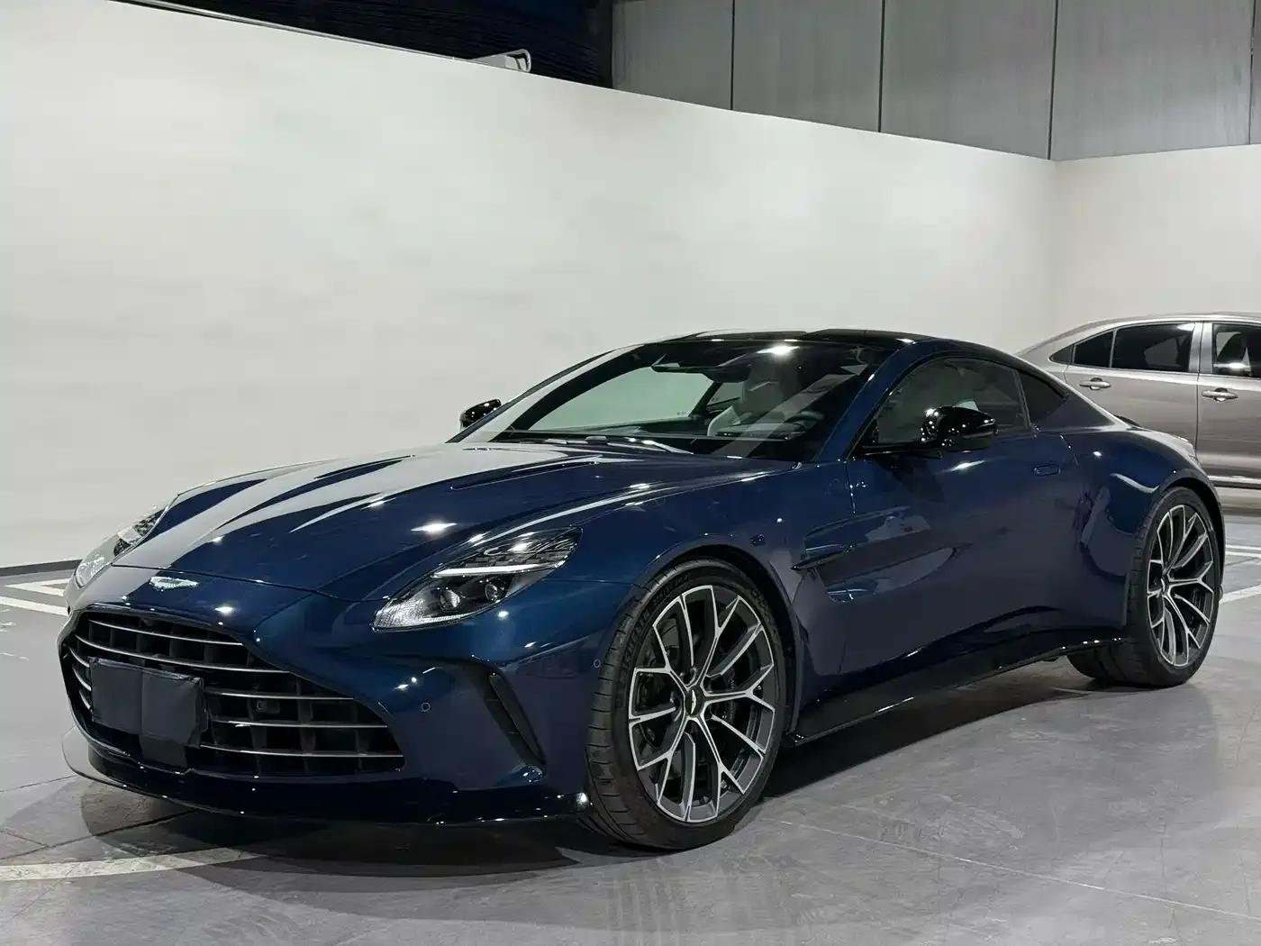 2024 V8 Vantage 4.0T V8 Coupe — миниатюра 1