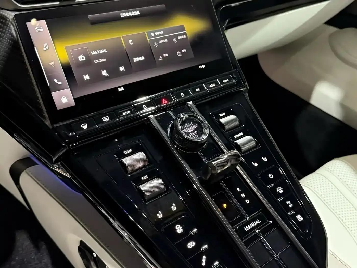 2024 V8 Vantage 4.0T V8 Coupe — миниатюра 9