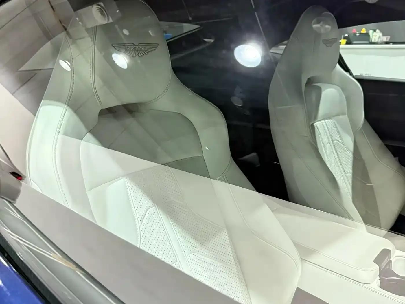 2024 V8 Vantage 4.0T V8 Coupe — миниатюра 10