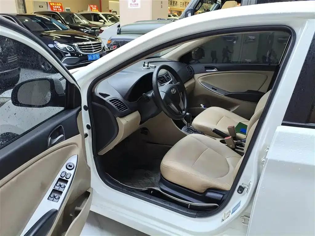 2014 Hyundai Reina 1.4L Automatic Leading Edition GLX — миниатюра 8