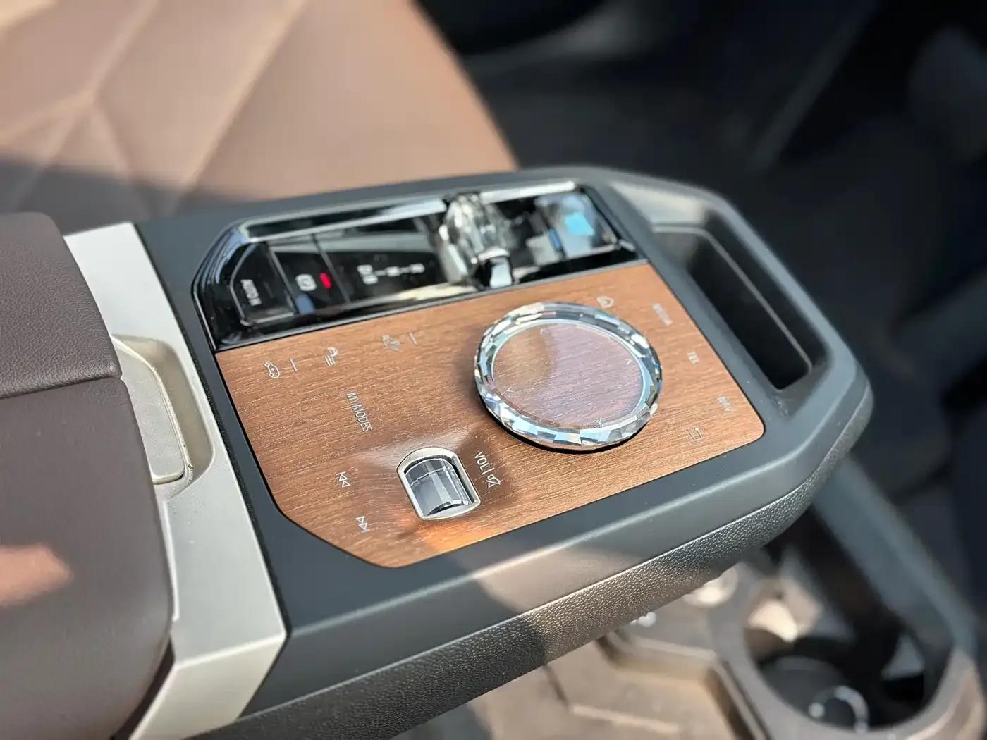 BMW iX M60 2023 M60 — миниатюра 9
