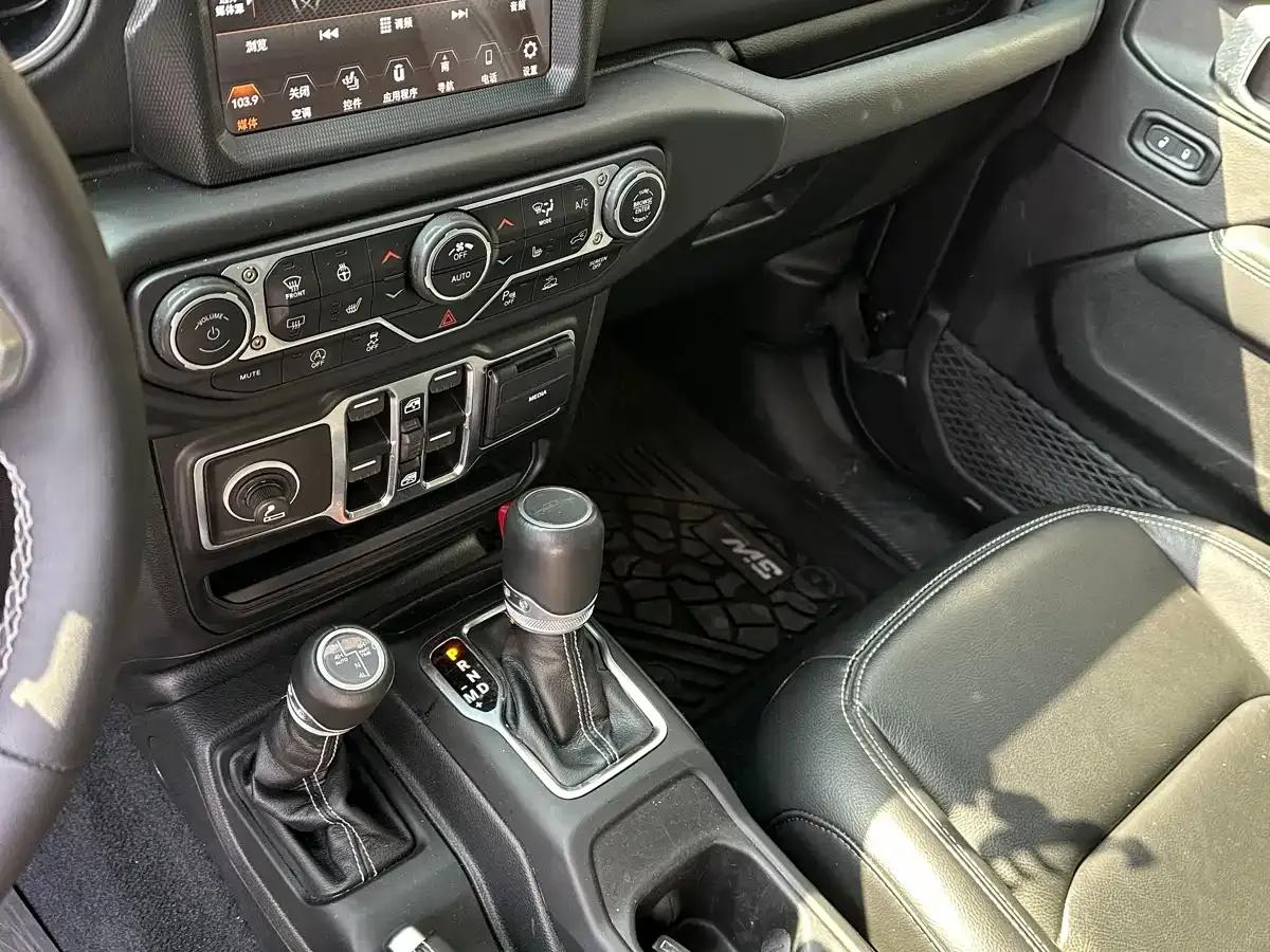 Gladiator 2023 3.6L Overland — миниатюра 11