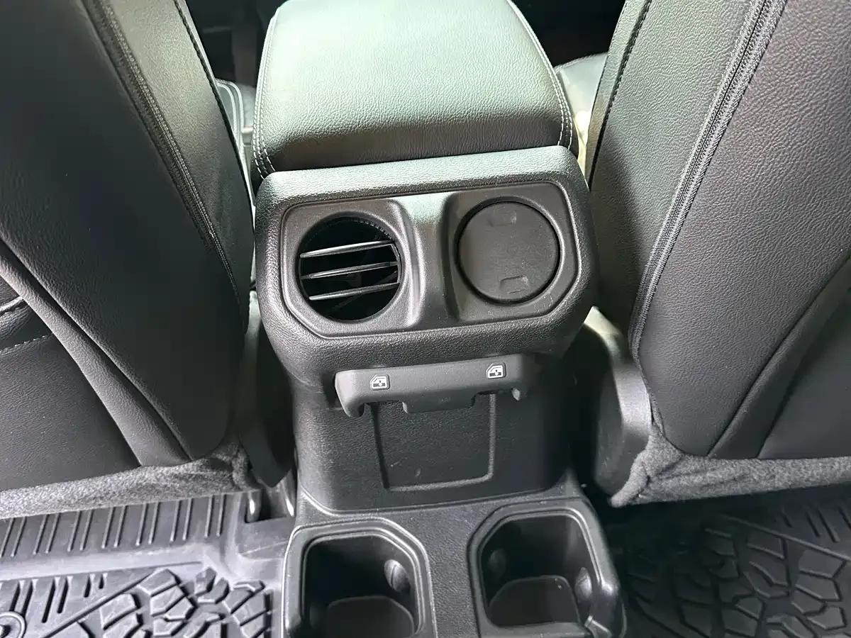 Gladiator 2023 3.6L Overland — миниатюра 14