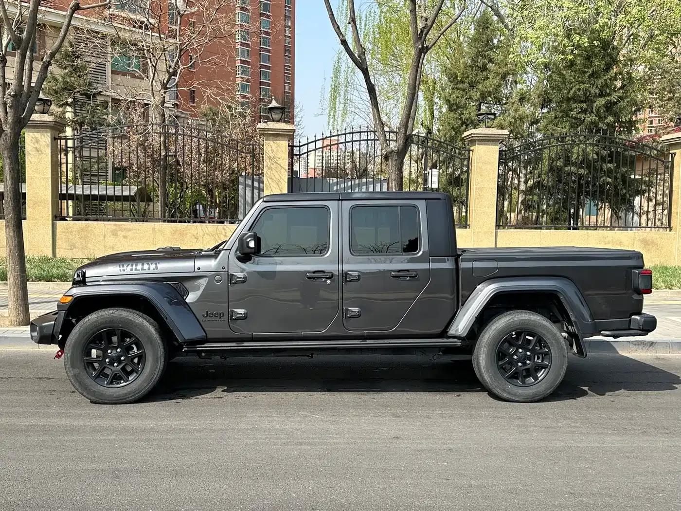 Gladiator 2023 3.6L Overland — миниатюра 4