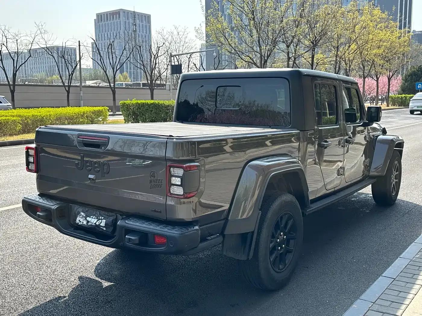 Gladiator 2023 3.6L Overland — миниатюра 6