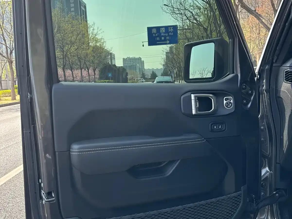 Gladiator 2023 3.6L Overland — миниатюра 9