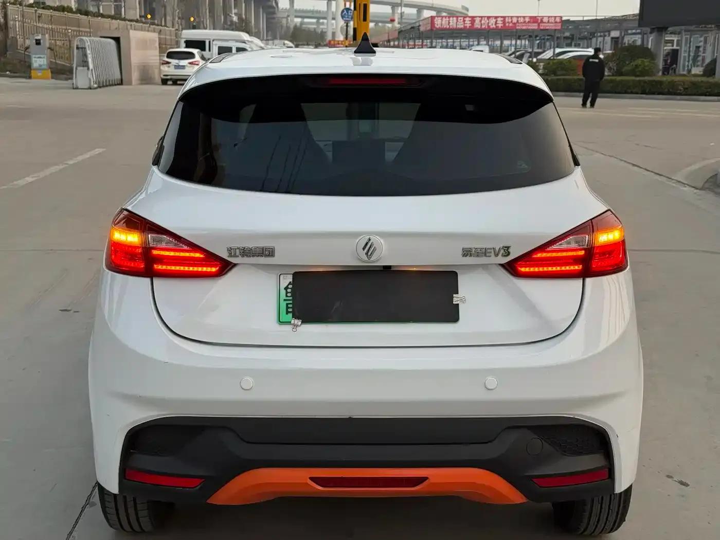 Yizhi EV3 2023 Youth Edition 320KM Luxury — миниатюра 4