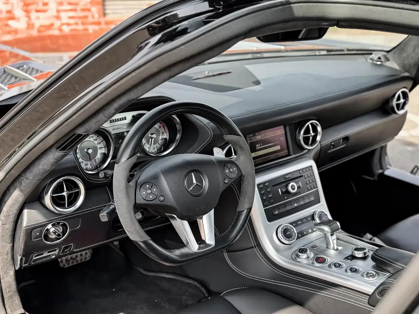 2011 Mercedes-Benz SLS AMG — миниатюра 8