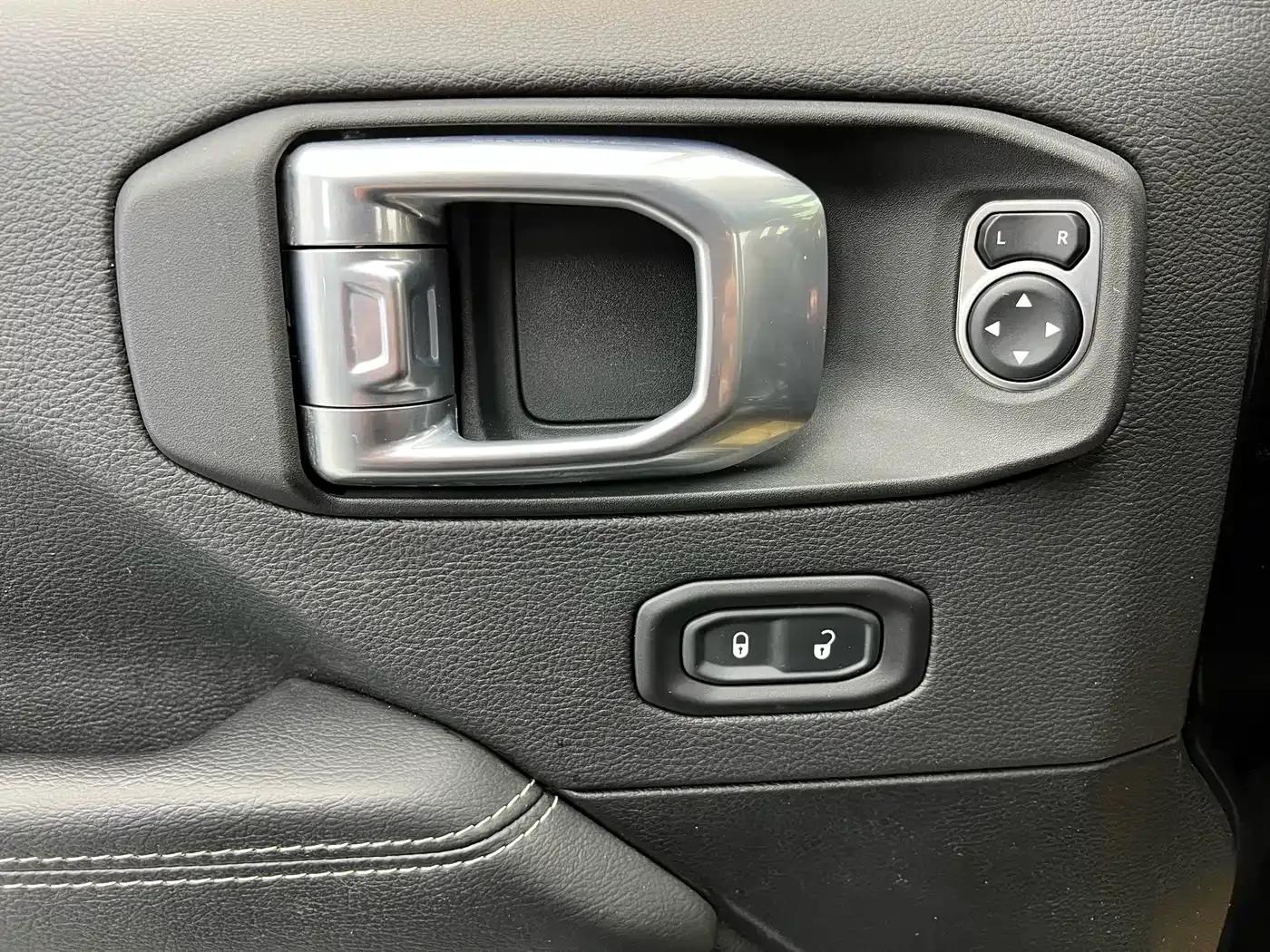 Jeep Wrangler New Energy 2021 Model 4-Door 2.0T 4xe Sahara — миниатюра 3