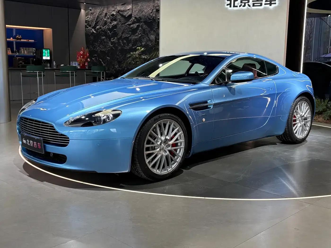 2011 V8 Vantage 4.7L Sportshift Coupe — миниатюра 1