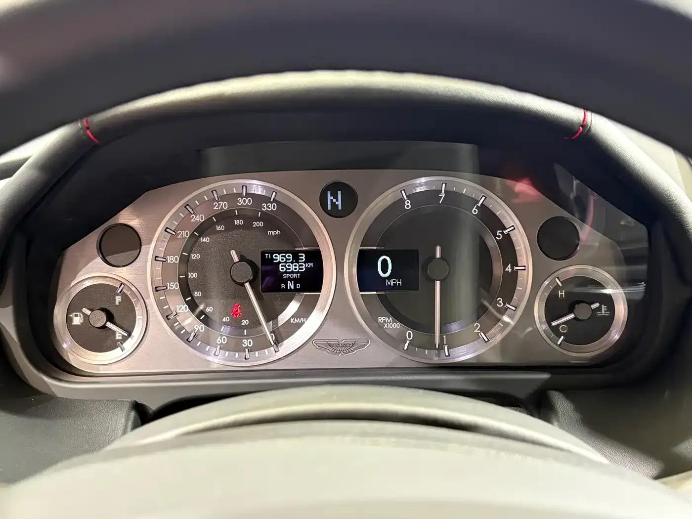 2011 V8 Vantage 4.7L Sportshift Coupe — миниатюра 13