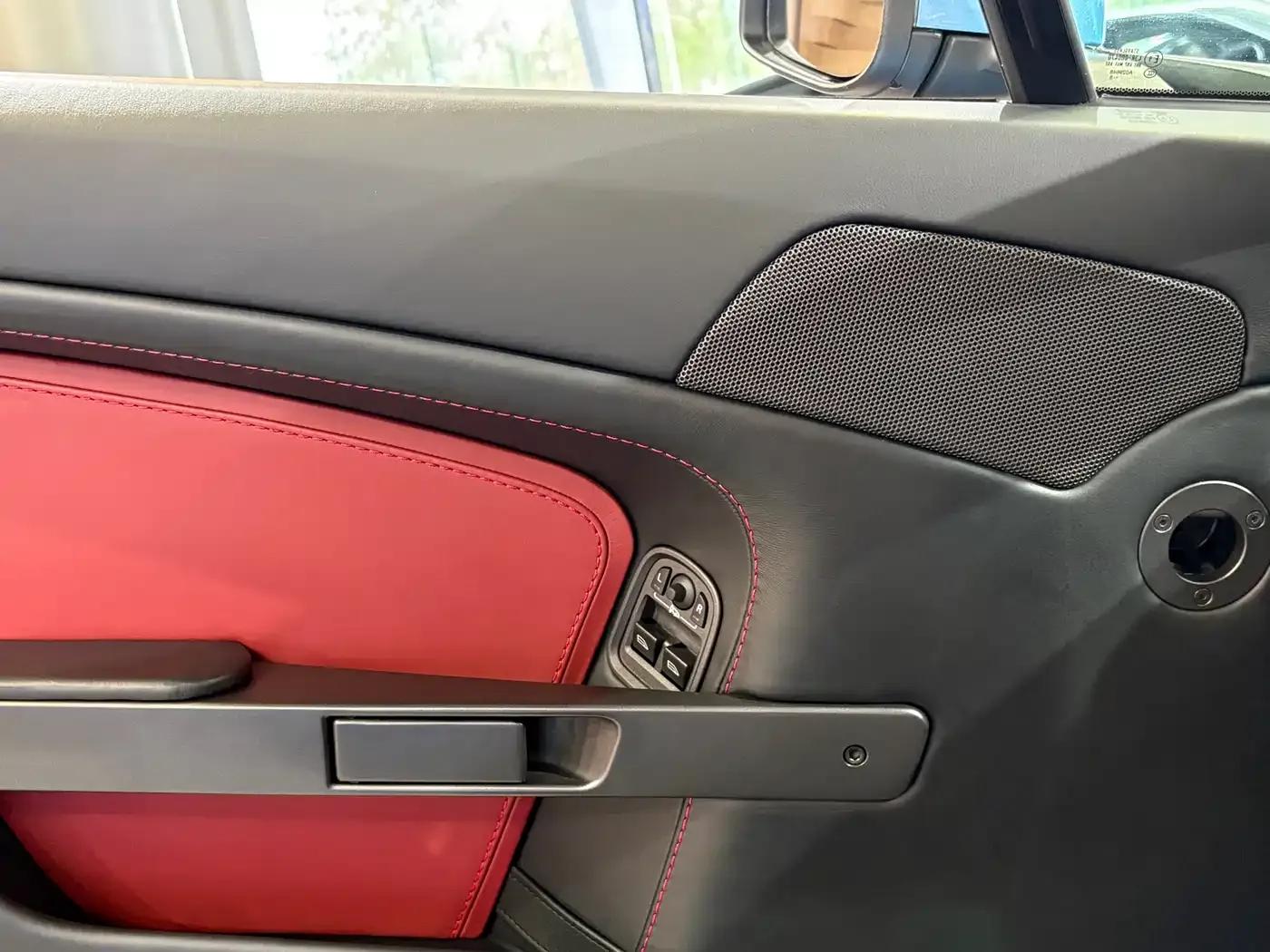 2011 V8 Vantage 4.7L Sportshift Coupe — миниатюра 17