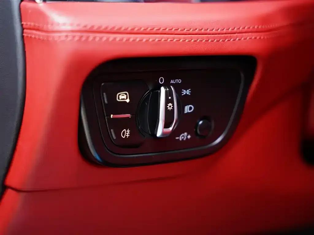 Bentayga Plug-in Hybrid 2021 3.0T PHEV — миниатюра 34