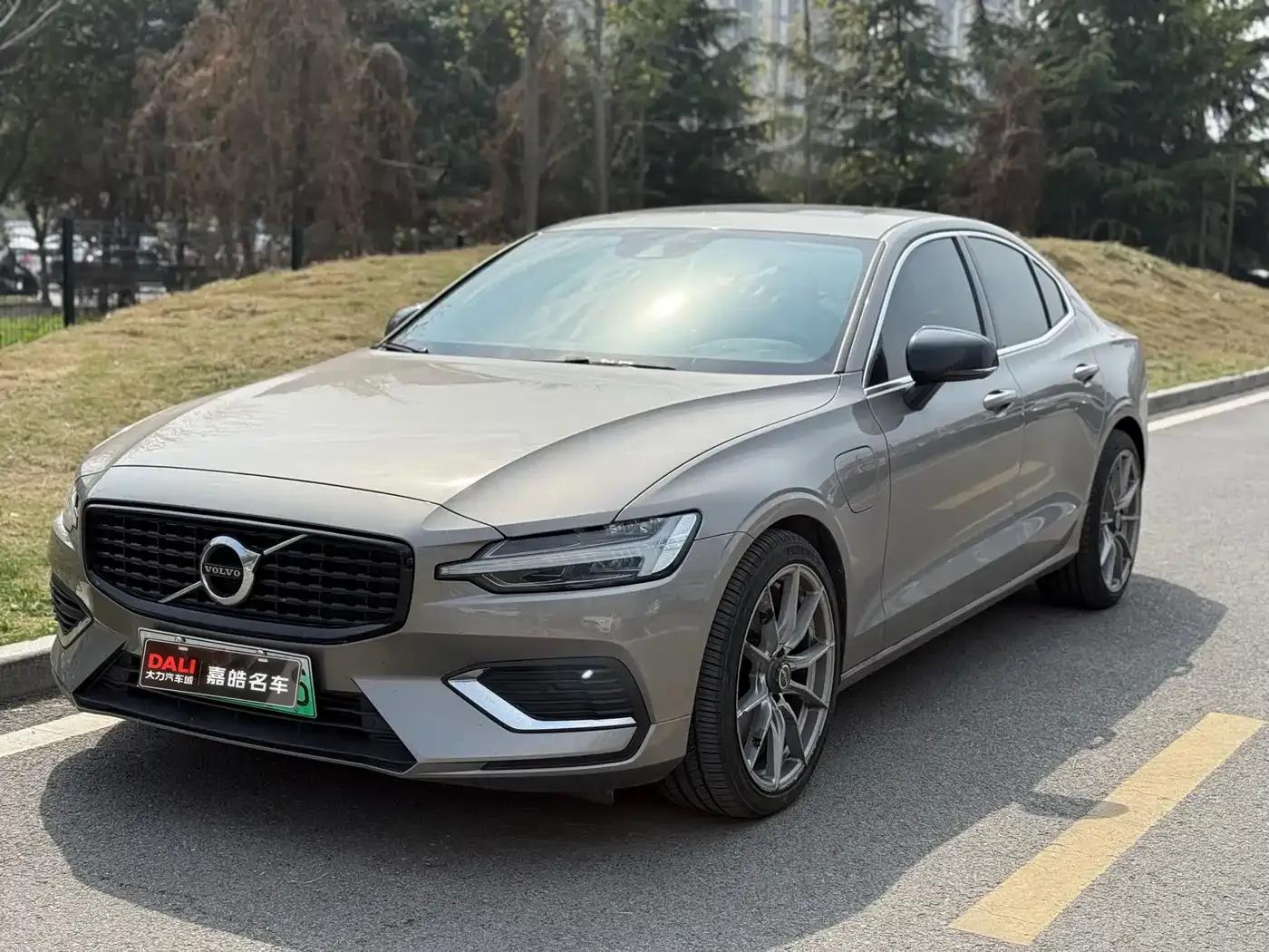 2021 Volvo S60 Plug-in Hybrid T8 E-Drive Hybrid AWD Inscription Luxury Edition — миниатюра 1