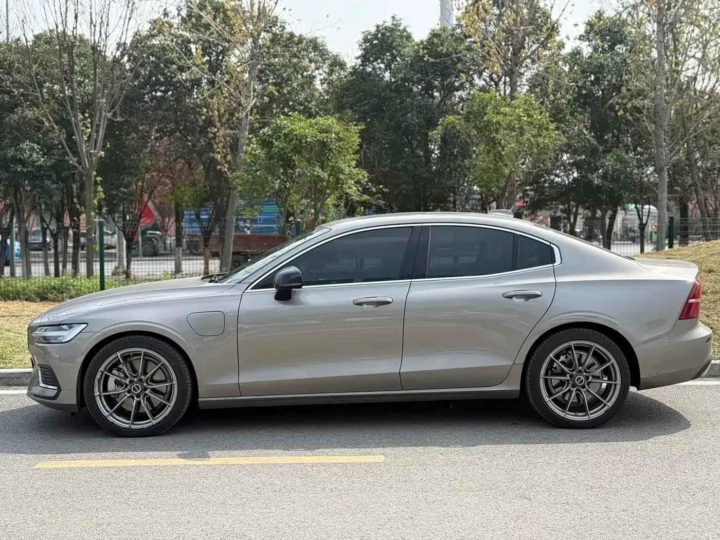 2021 Volvo S60 Plug-in Hybrid T8 E-Drive Hybrid AWD Inscription Luxury Edition — миниатюра 3