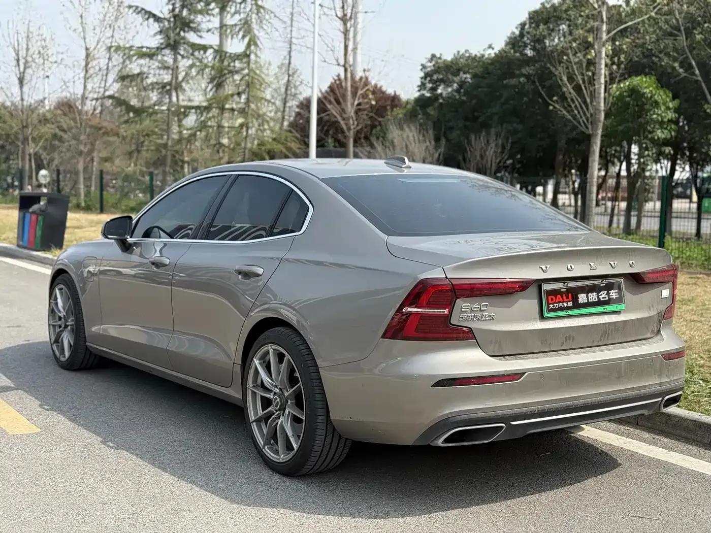 2021 Volvo S60 Plug-in Hybrid T8 E-Drive Hybrid AWD Inscription Luxury Edition — миниатюра 4