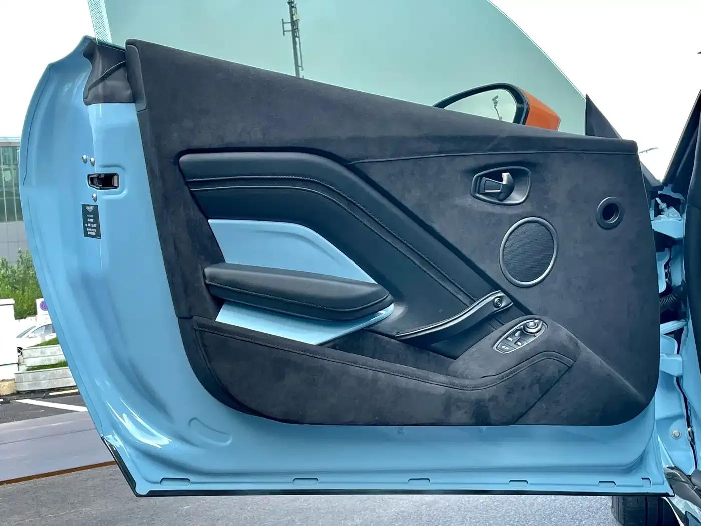 2019 V8 Vantage 4.0T V8 Racing Legend Limited Edition — миниатюра 14