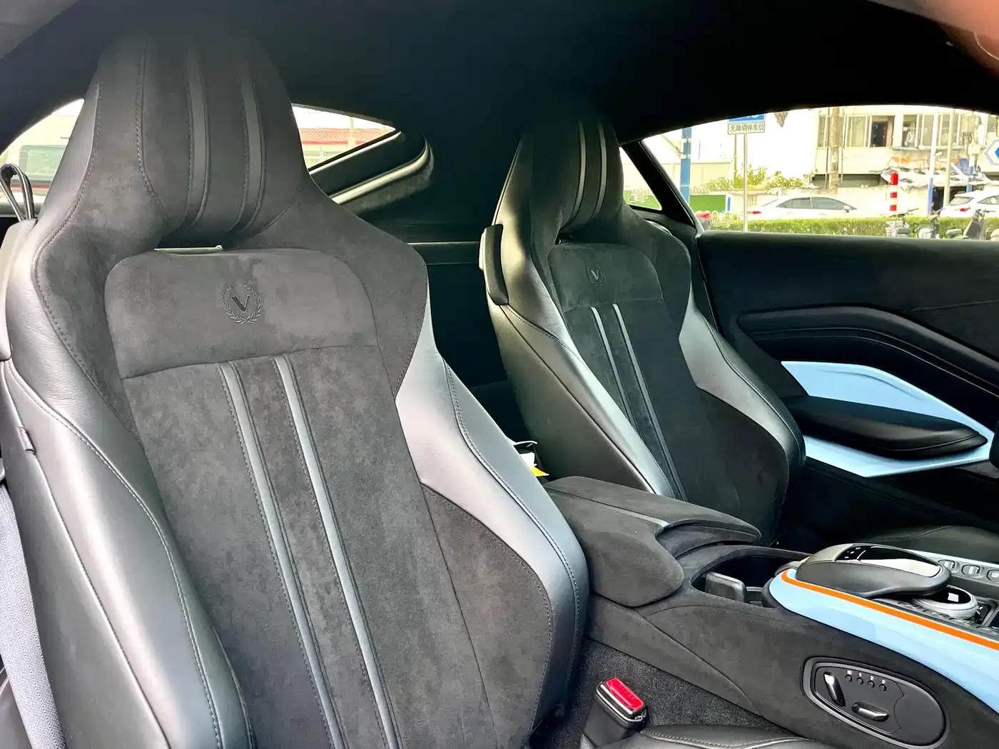 2019 V8 Vantage 4.0T V8 Racing Legend Limited Edition — миниатюра 16