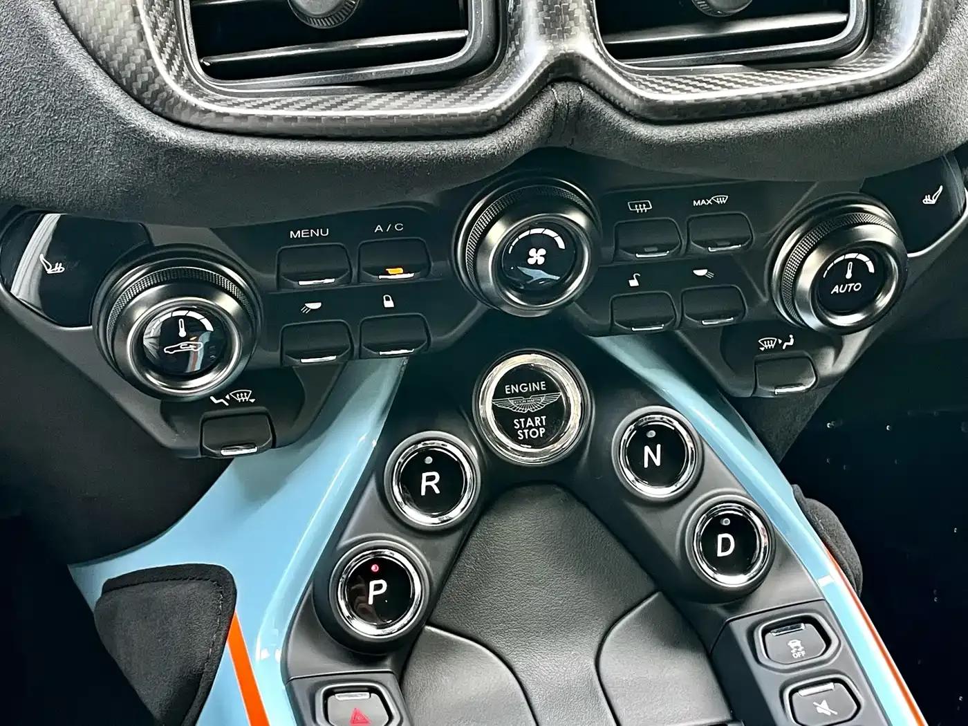 2019 V8 Vantage 4.0T V8 Racing Legend Limited Edition — миниатюра 17