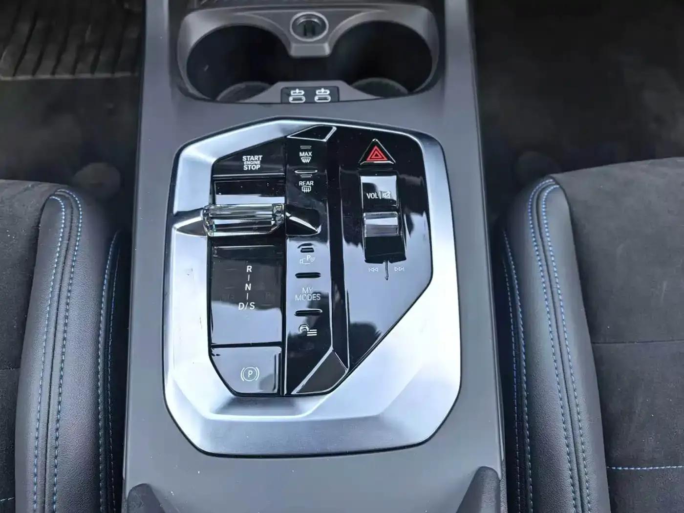 2025 BMW M235L — миниатюра 12