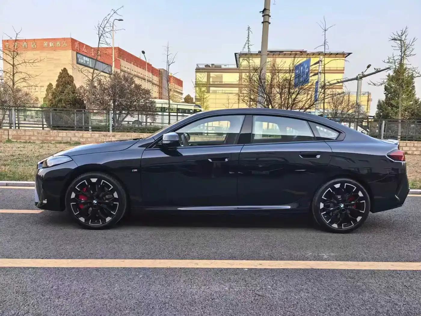 2025 BMW M235L — миниатюра 3