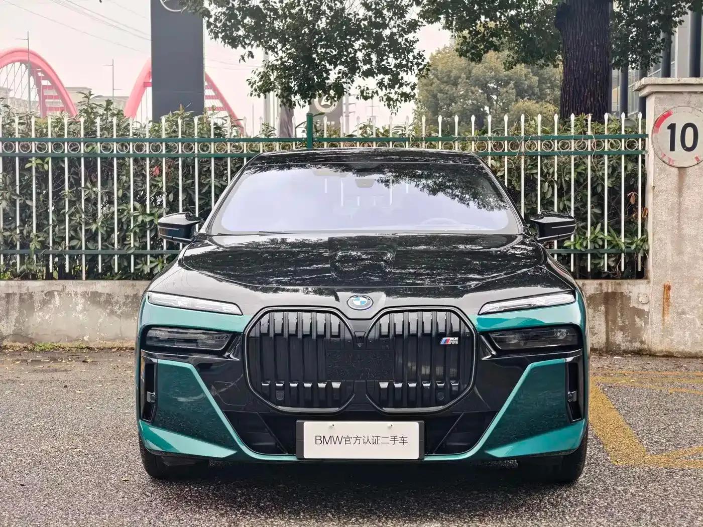 BMW i7 M70L 2023 Model — миниатюра 2