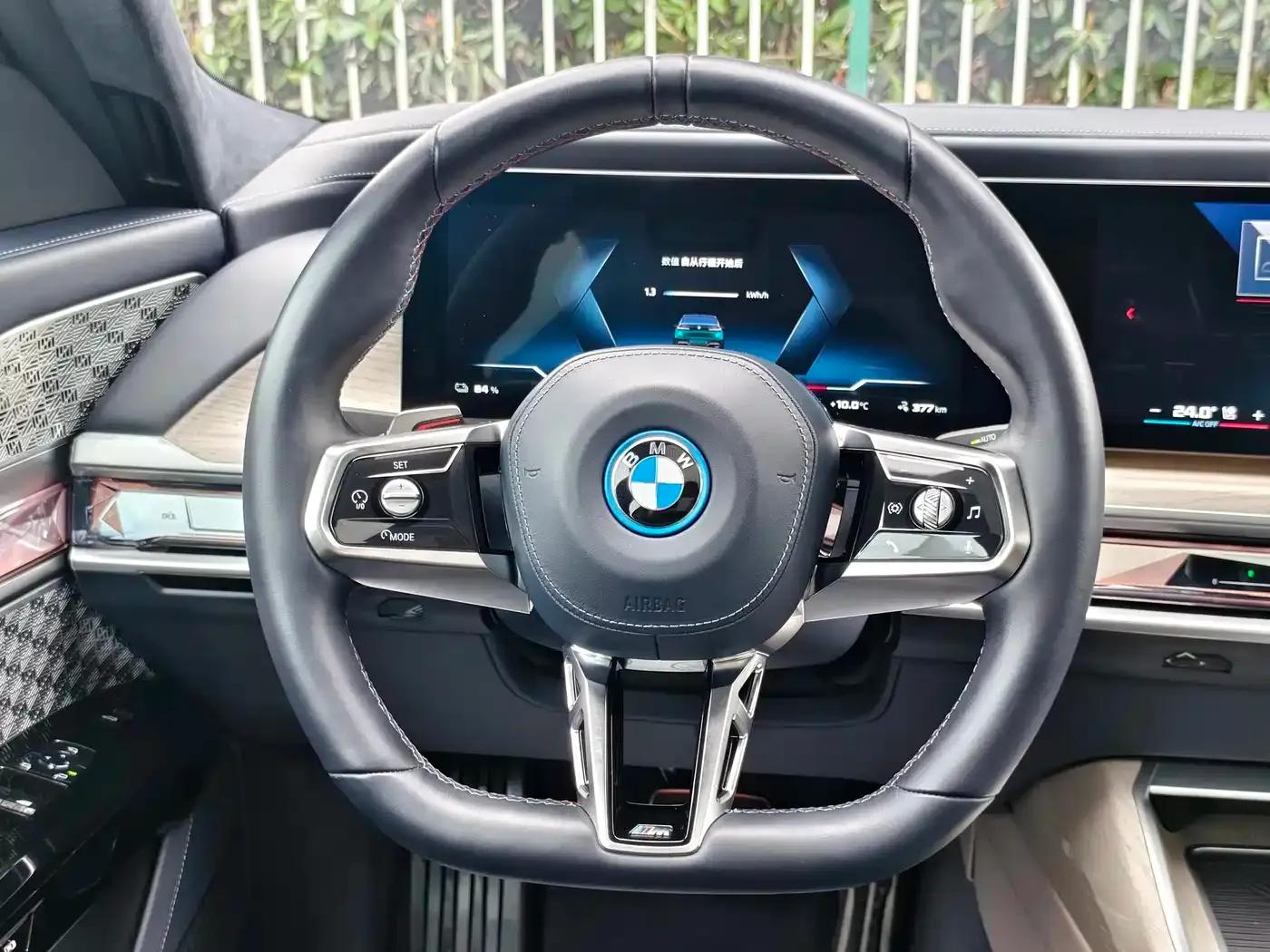 BMW i7 M70L 2023 Model — миниатюра 11