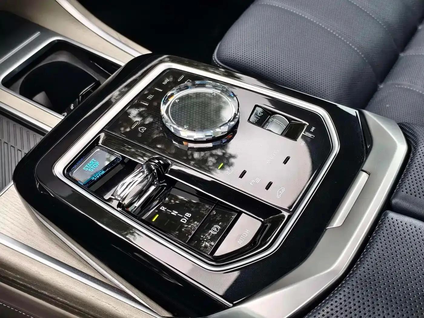 BMW i7 M70L 2023 Model — миниатюра 13