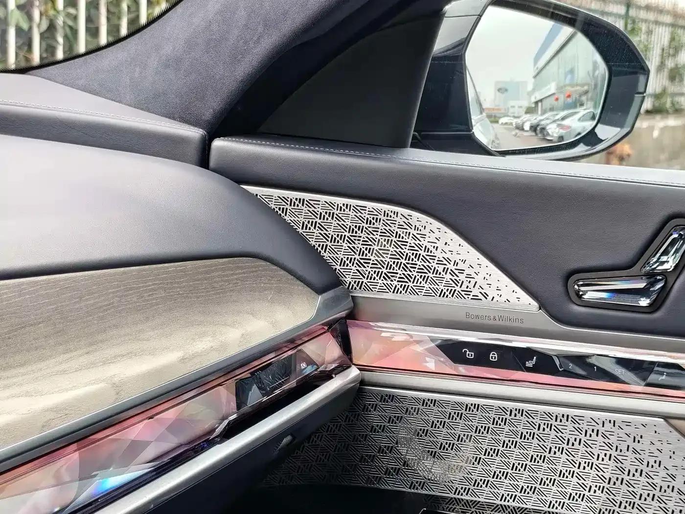 BMW i7 M70L 2023 Model — миниатюра 16
