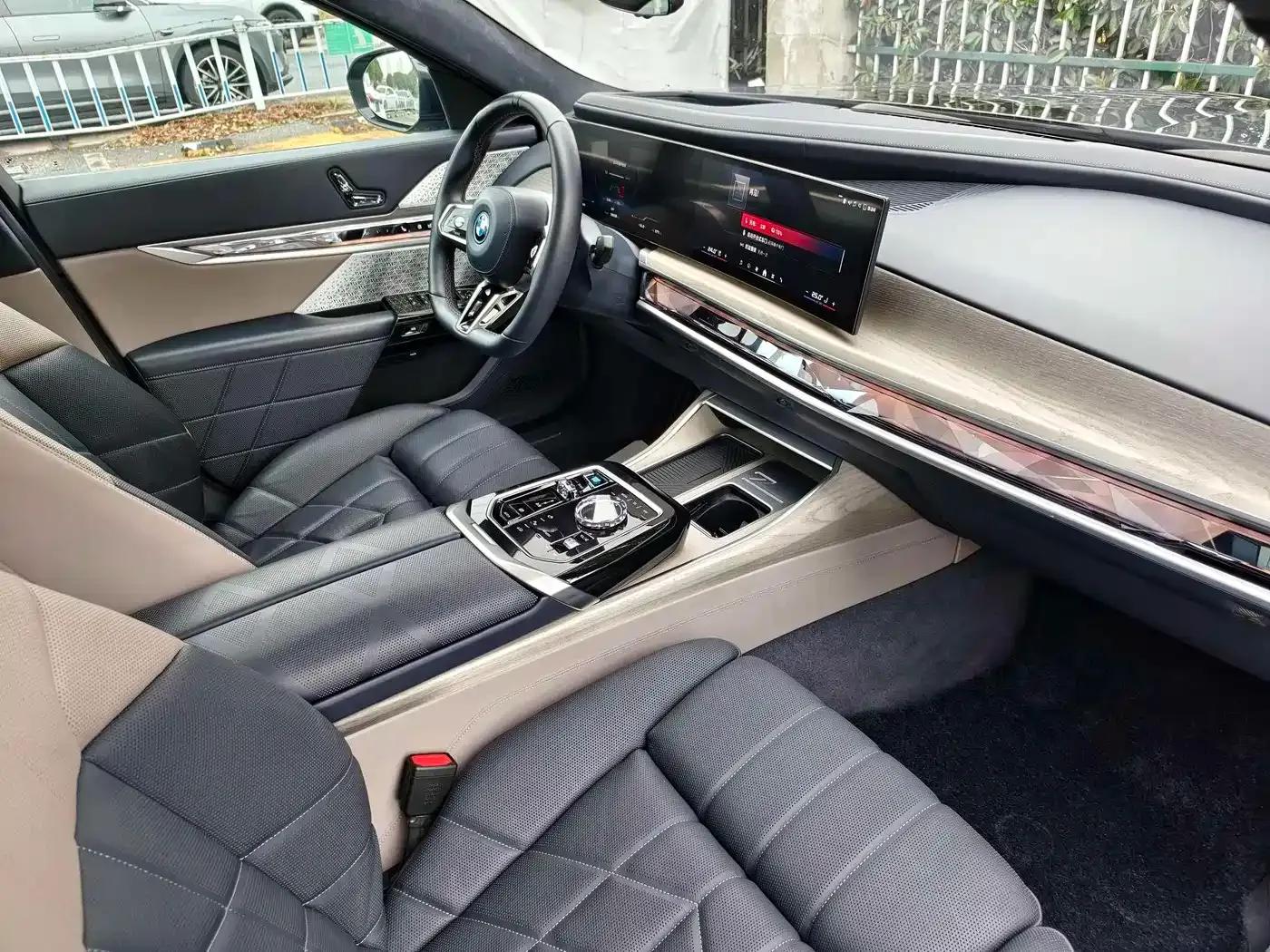 BMW i7 M70L 2023 Model — миниатюра 17