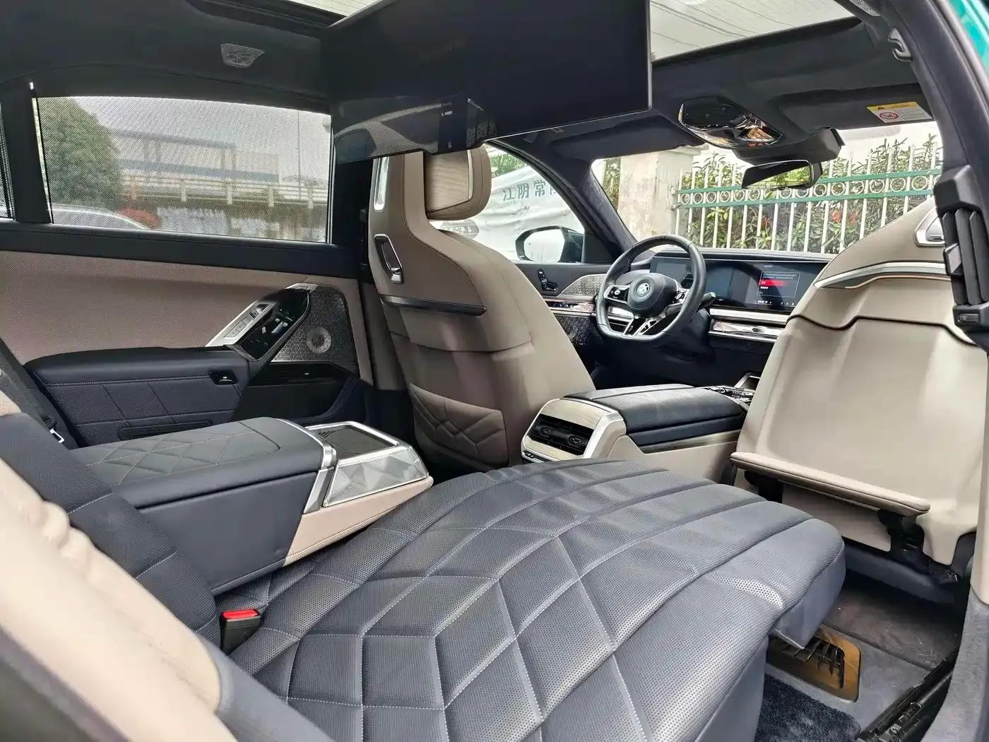 BMW i7 M70L 2023 Model — миниатюра 18